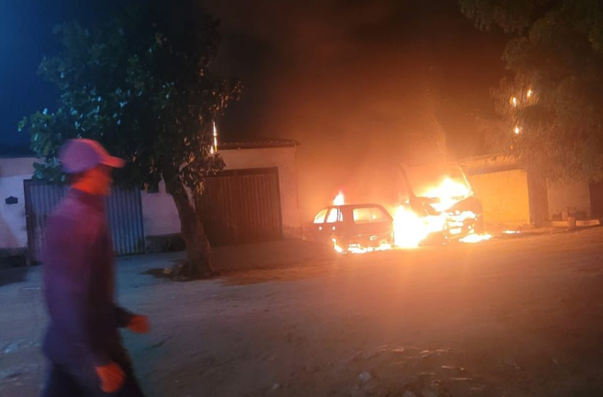  Fogo destrói ônibus e carros durante a madrugada no interior do RN; polícia suspeita de incêndio criminoso