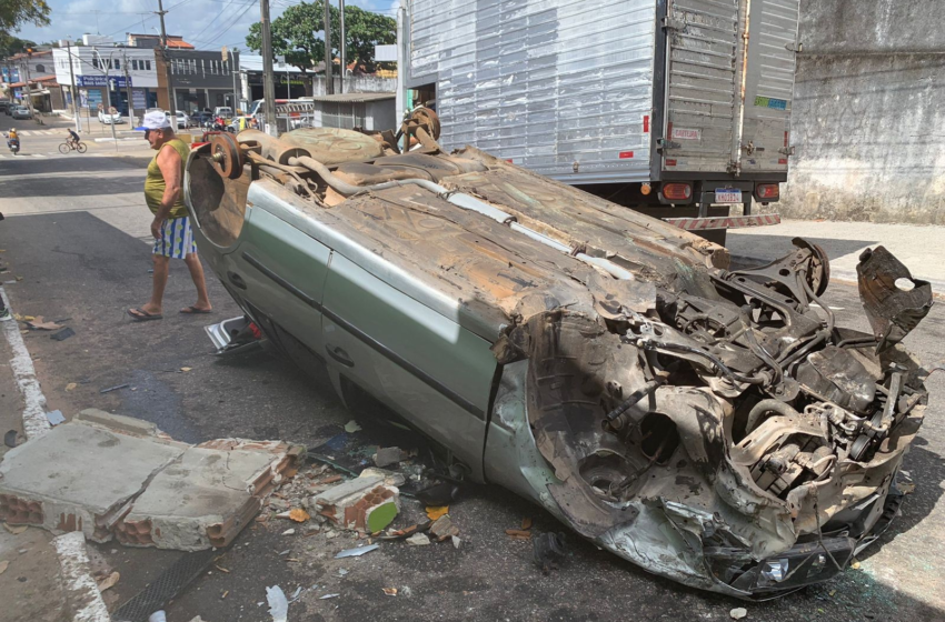  Carro capota na Zona Oeste de Natal e tem rodas e pneus furtados