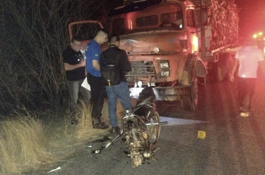  Motociclista bate de frente com caminhão e morre na rodovia RN-117 no interior do RN