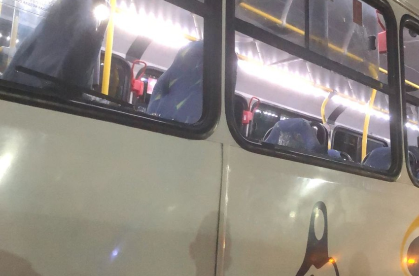  Ônibus é apedrejado e empresa retira veículos de circulação na noite de quarta (6) em bairro de Natal