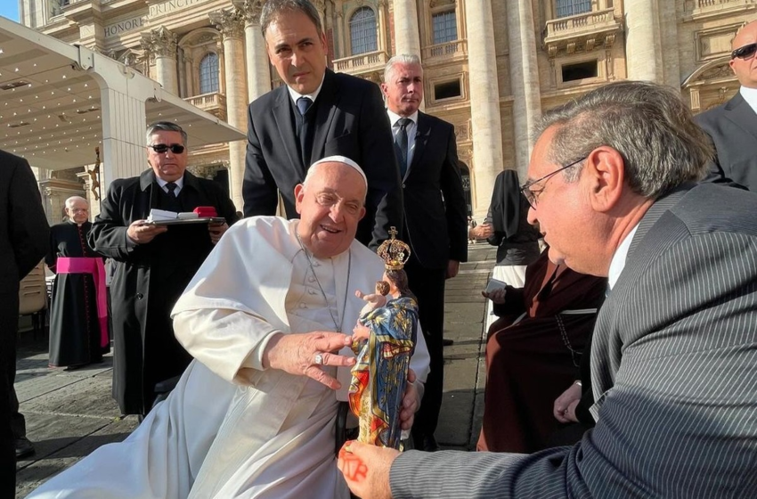  Prefeito entrega imagem da padroeira de Natal produzida por artista potiguar ao Papa Francisco