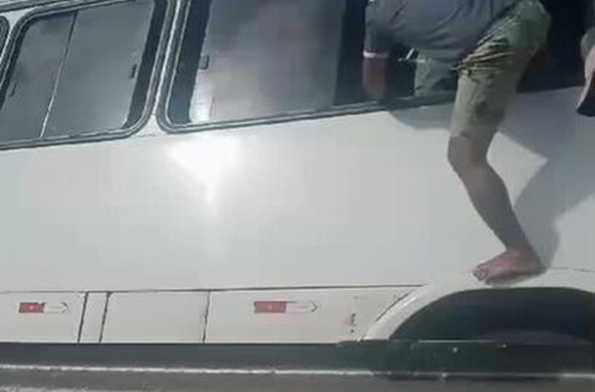  VÍDEO: Ônibus pega fogo e passageiros saem pelas janelas durante viagem entre Pipa e Natal