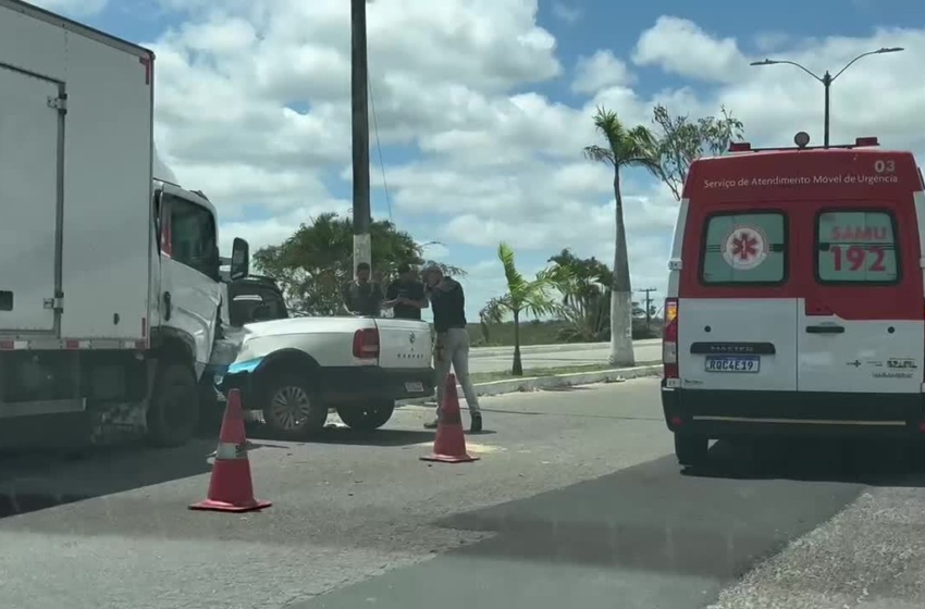  Motorista fica ferido após carro ser atingido por caminhão em Macaíba