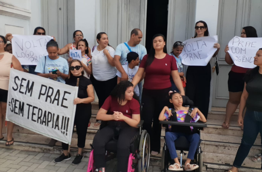  Mães atípicas protestam contra suspensão de transporte de crianças para terapias em Natal